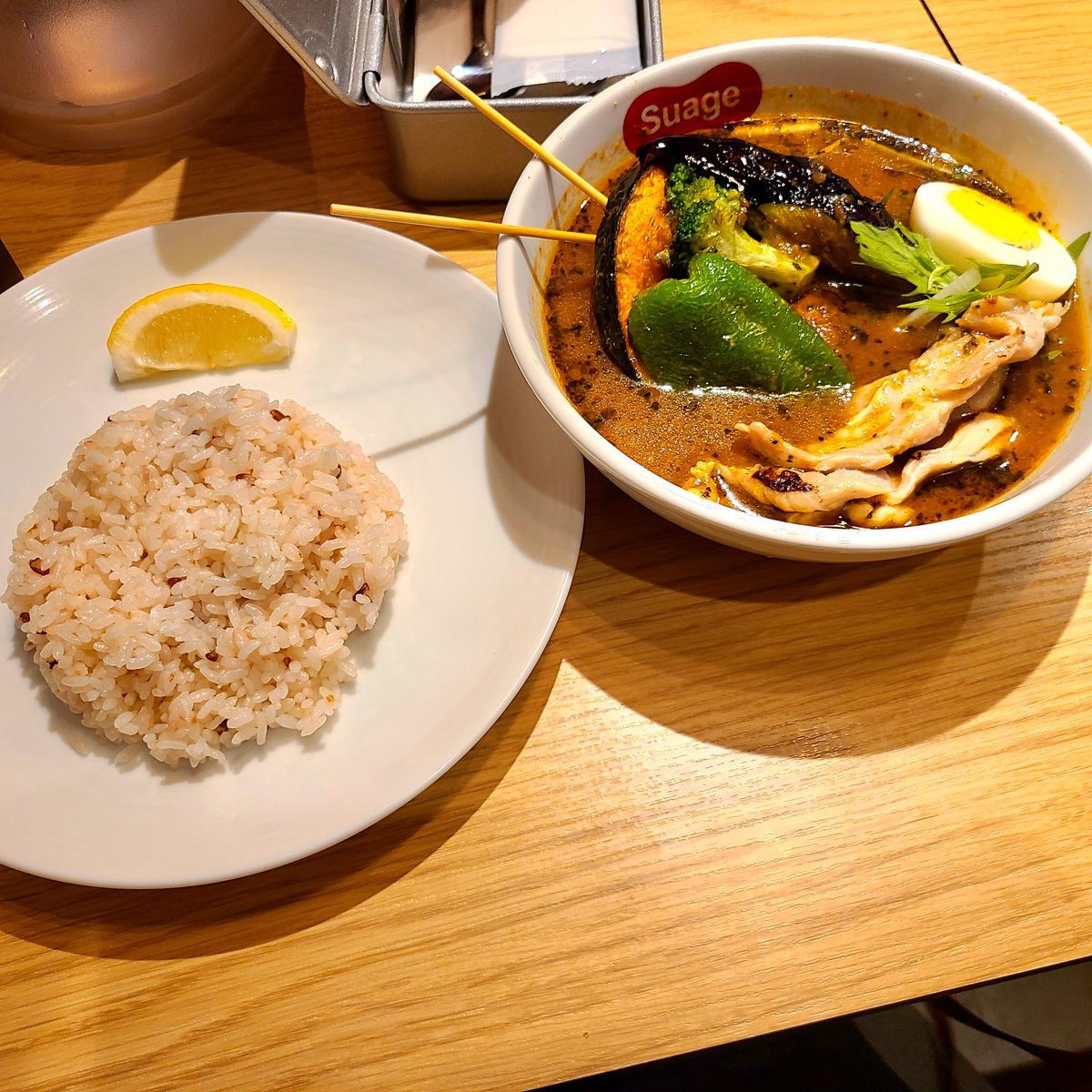 omune's tweet photo. 北海道スープカレーの「Suage」に同僚と。
◆塩麹せせりと野菜のカレー
◆パリパリ知床鶏と野菜のカレー
◆贅沢カレー
野菜の素揚げがどれも美味しい。
ルーはサラッとしてて、酸味とハーブが効いてるのが超好み。いやー美味しかったです！
#スープカレー
#Suage https://t.co/UpWvFklvmn
