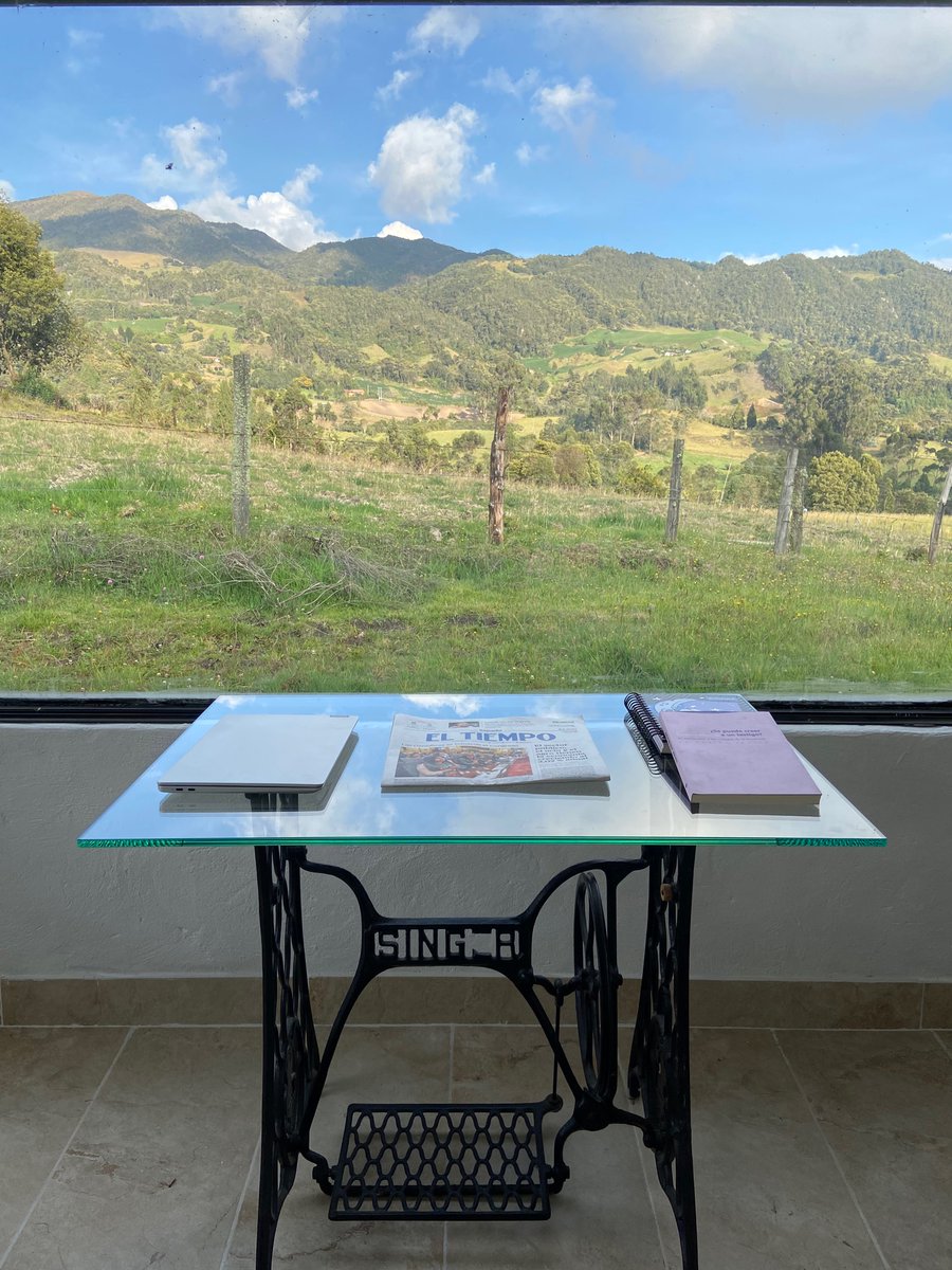 KeithBrinez's tweet photo. Ya van llegando cositas de casa. 
✅El escritorio y su maravillosa vista. 

Desde este lugar se escribe una 
vida nueva, llena de lecturas, derecho, y nuevos retos. https://t.co/gaD3G9DKYU
