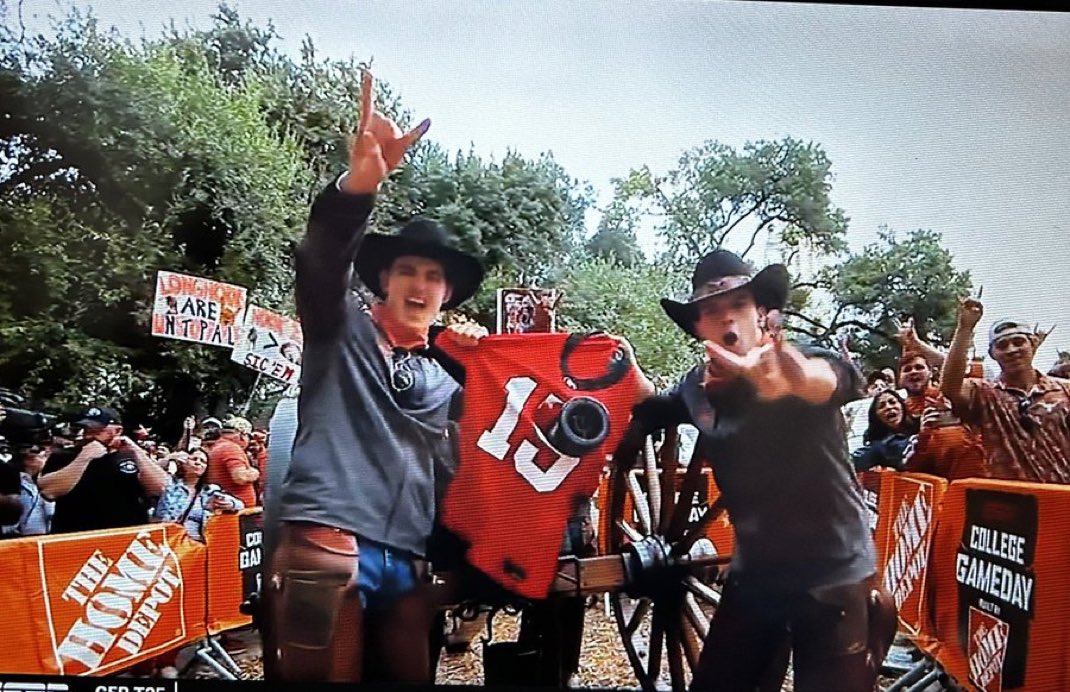 ReggieChatman's tweet photo. Texas is 0-2 when firing a cannon through a jersey on @CollegeGameDay 🫥

2024: Carson Beck
2019: Joe Burrow https://t.co/j4fRYtk0Nr