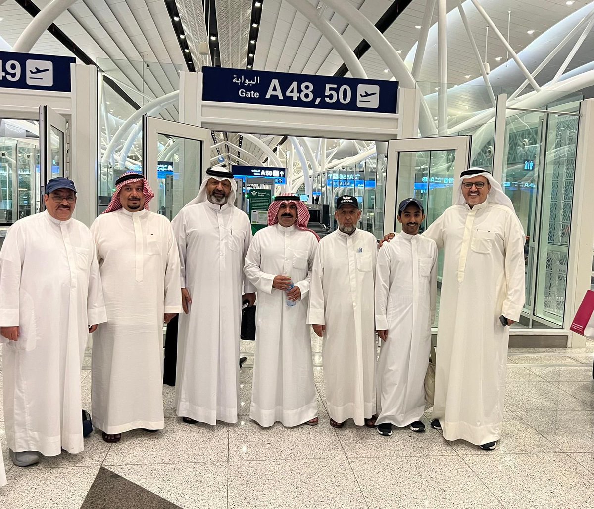 صور لوداع المدير المعين لجمعية النسيم التعاونية السيد خالد سيد محمد القلاف للمساهمين في مطار جدة بعد انتهاء رحلة العمرة بحضور المدير العام أحمد هليل الظفيري ورئيس قسم المساهمين والعلاقات العامة عادل الظفيري والزميل عبدالله المطيري