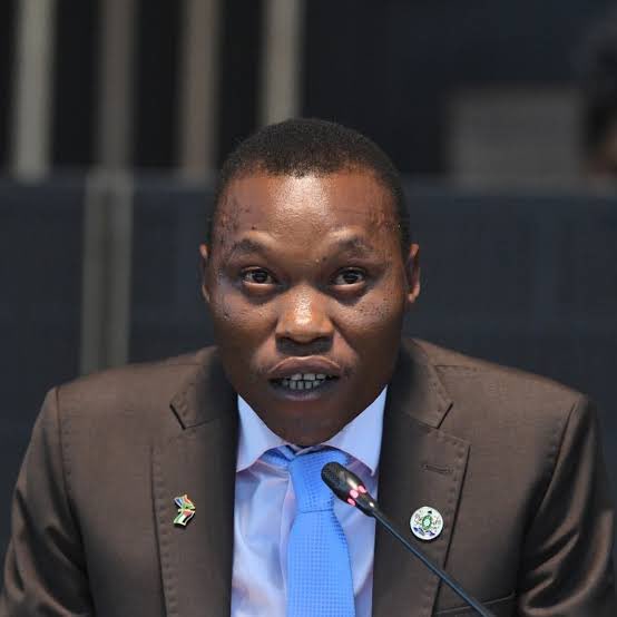 iskunka's tweet photo. Former Johannesburg Mayor arrested for funeral policy scams.

“Investors were under the impression that both funeral policy directors had died, only to see one suspect appearing on TV as the mayor of Johannesburg.” https://t.co/5mt4IwmV2h