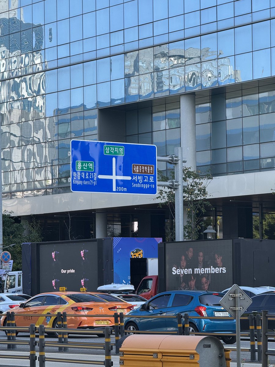 อามี่ot7เก่งมาก เอารถทรัคซัพพอตพี่ยุนกิไปจอดดักหลังพวงหรีดอิแอนตี้ คือถ้าอิแอนตี้จะถ่ายพวงหรีดมาโจมตีพี่ยุนกิก็จะถ่ายติดโปรเจกรถทรัคบอกรักพี่ยุนกิมาด้วย ถ้าถ่ายจากอีกฝั่งก็จะเห็นแต่โปรเจก BTS =7  เป็นการสู้กับอีแอนตี้ได้ฉลาดมาก