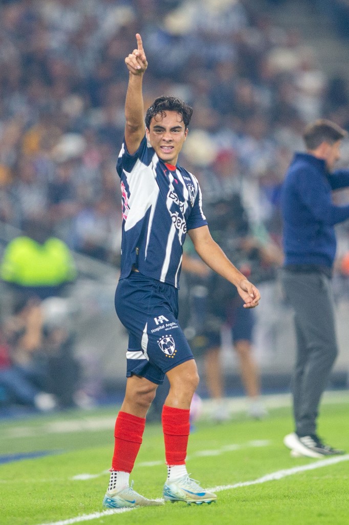 InvictosSomos's tweet photo. ¡¡QUÉ GOLAZAZAZO SE MANDÓ FIMBRES!! ¡¡DOBLETE DE LA JOYITA DE RAYADOS!! ¡¡ESPECTACULAR DISPARO DEL JUVENIL DE 19 AÑOS!! ¡¡ESTÁ SIENDO SU NOCHE!! ¡¡RAYADOS 4-2 TIGRES!! https://t.co/CQtkApk1wy