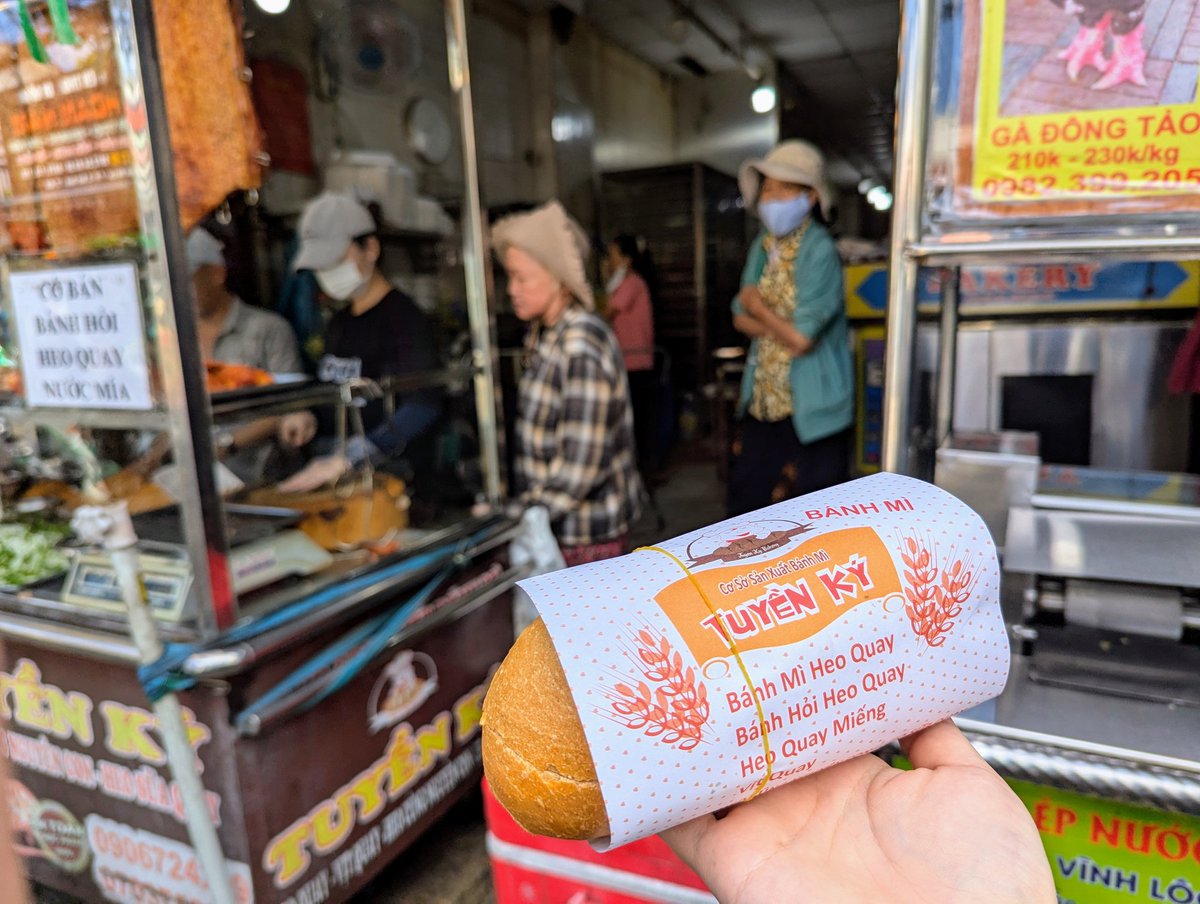 tsure_tabi's tweet photo. 弾丸でホーチミン🇻🇳到着

朝食はバインミー🥖
📍Tuyền Ký - Bánh Mì Heo Quay
Bánh mì Tuyển Ky

旨い!!

#ベトナム　#海外旅行　#グルメ https://t.co/WpKai5iaui