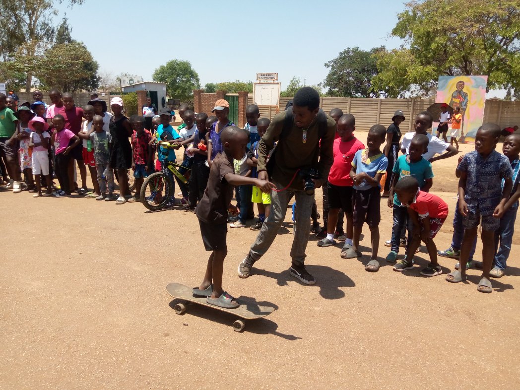 TreeKnowers's tweet image. Yesterday,Tree Knowers And Growers participated in the open streets event in Budiriro 5 .We raised awareness about environmental issues and encouraged the use of alternative modes of transportation, such as cycling instead of gasoline which contributes to Climate Change.