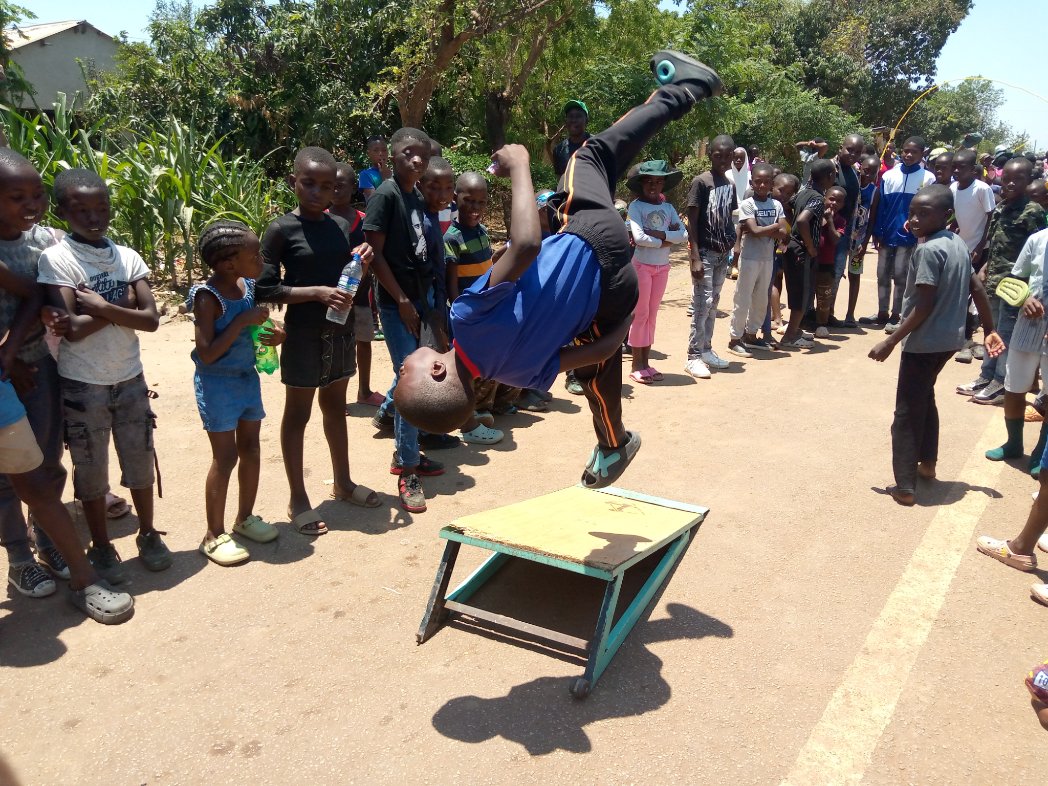 TreeKnowers's tweet image. Yesterday,Tree Knowers And Growers participated in the open streets event in Budiriro 5 .We raised awareness about environmental issues and encouraged the use of alternative modes of transportation, such as cycling instead of gasoline which contributes to Climate Change.