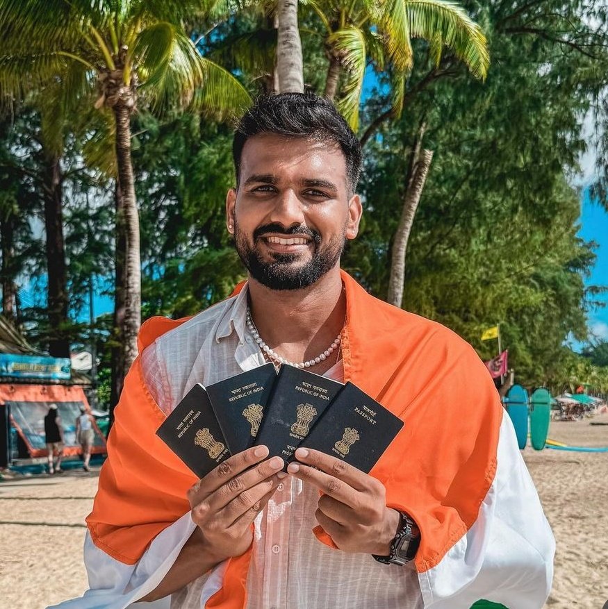 clipwon's tweet photo. पहली तस्वीर में दिखाई दे रहे व्यक्ति परमवीर बेनीवाल हैं, ये देश के टॉप Travel Bloggers में आते हैं,यह चीन में थे तो एक चीनी लड़की ने इन्हें Indian Food के बेकार से Tiktok वीडियो दिखाकर कहा कि Indian Food बहुत गंदा है, फिर परमवीर बेनीवाल उस लड़की को चीन में ही एक Indian Restaurant https://t.co/x5vSidpELt