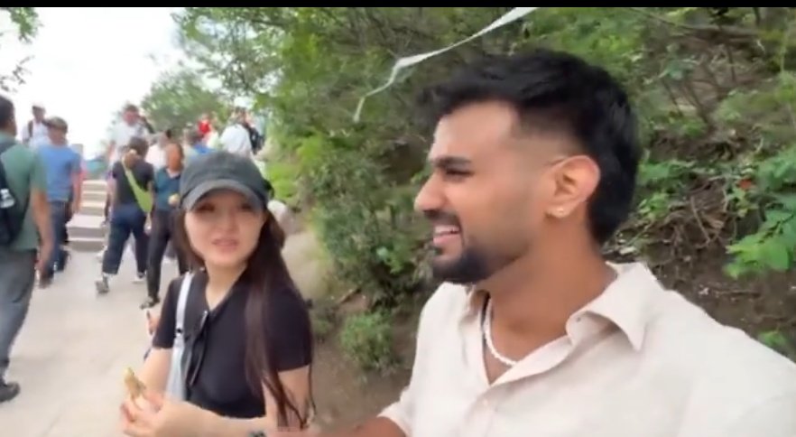 पहली तस्वीर में दिखाई दे रहे व्यक्ति परमवीर बेनीवाल हैं, ये देश के टॉप Travel Bloggers में आते हैं,यह चीन में थे तो एक चीनी लड़की ने इन्हें Indian Food के बेकार से Tiktok वीडियो दिखाकर कहा कि Indian Food बहुत गंदा है, फिर परमवीर बेनीवाल उस लड़की को चीन में ही एक Indian Restaurant