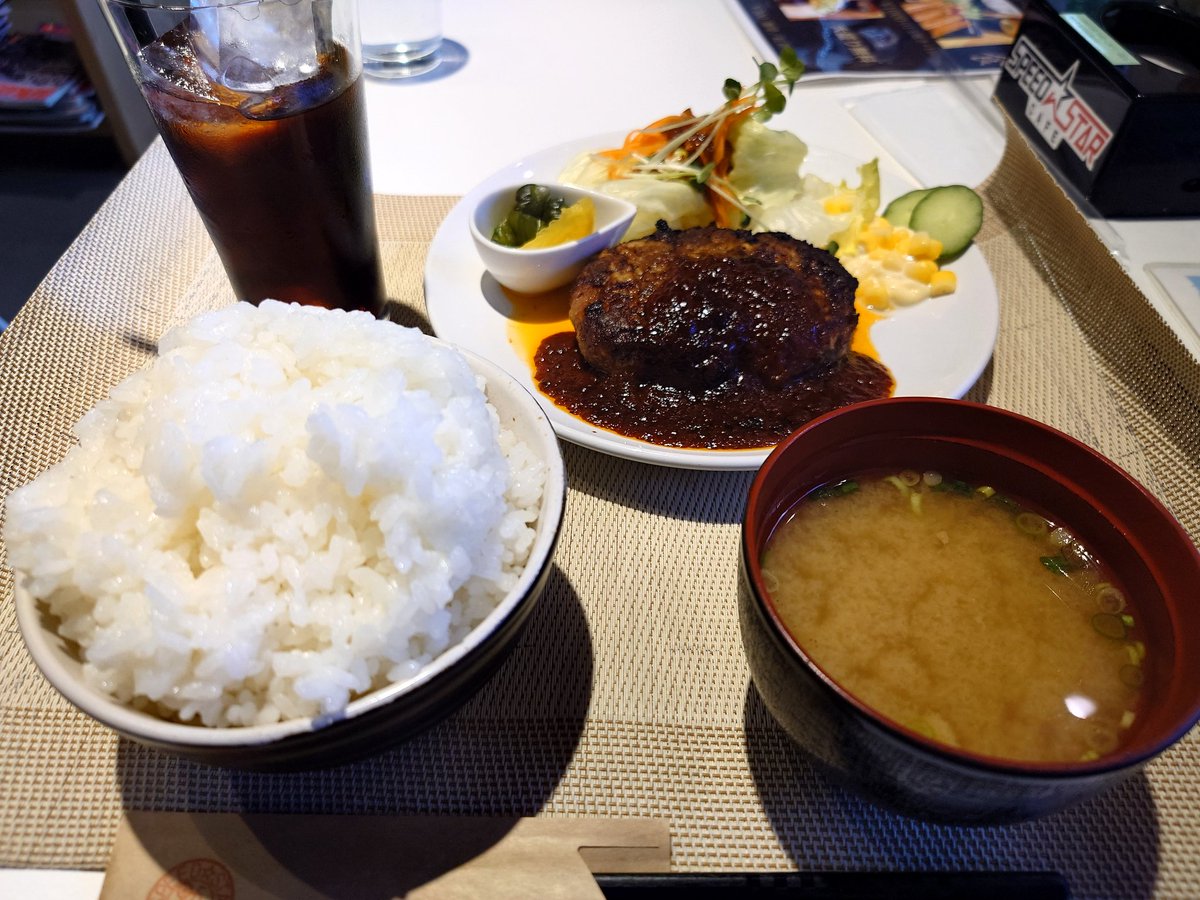 HAJIME_MIYAMURA's tweet photo. GTRのタイヤ交換待ちで
バイクめしー
久々のスピスタカフェで

＃SPEEDSTARCafe https://t.co/4WF9FGVWa9