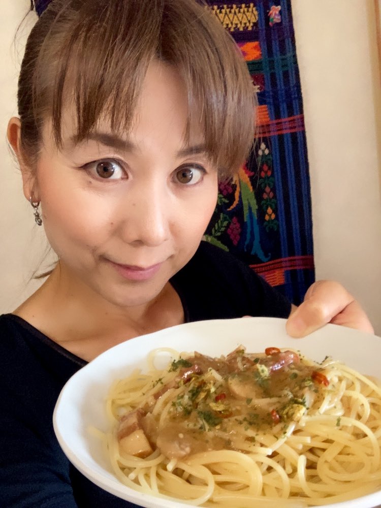 Rumy_Amy's tweet photo. 早朝から一仕事終えて今からランチ🍝
レトルトのペペロンチーノです🌶️
RUMY

#今からランチ　#RUMY
#なにわのピンクレディー
#ルミアミ https://t.co/N7JR8IlP7Q