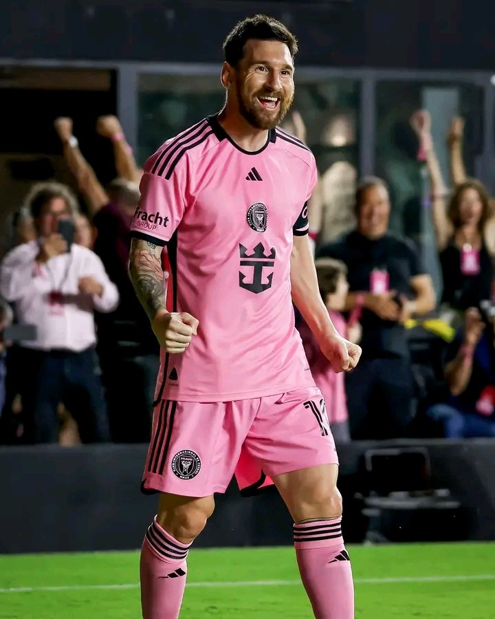KatibiF17968's tweet photo. The way fifa President openly favor Messi is disgraceful to football you'll find him attending every match where Messi is playing, club or national team. He'll organise a tournament out of nothing just to have Messi boost his stats.That's too open in favouring
#wizkid #Davido https://t.co/lwST8JQO4Q