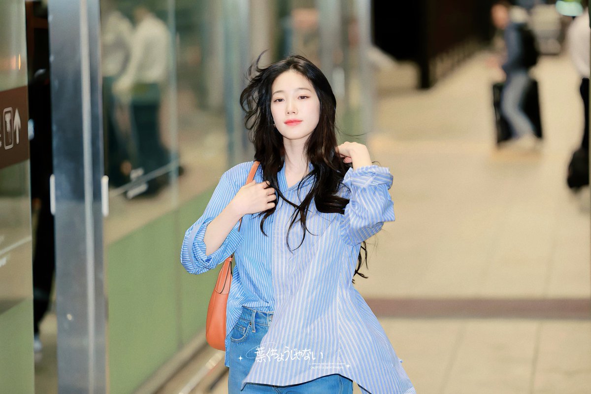 demure_kz's tweet photo. 241019 | GMP 출국

gives off 가을 잡지 표지 vibes 🍂

#KAZUHA #카즈하 #中村一葉 #カズハ #LE_SSERAFIM #르세라핌 #ルセラフィム https://t.co/T3GUX9Nom9