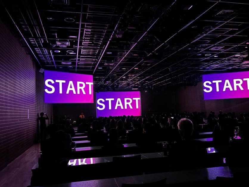sk_acialdesign's tweet photo. 昨日は、AcialDesignの全社総会でした。監査役や社外取締役や顧問（桑田さんはメッセージ動画で参加）も参加してくれて、総勢200名での開催。Facebookのアラートで4年前の全社総会の投稿が飛んできて、参加者が30名でした。4年で仲間の数がたくさん増えたなーと思うのと同時に、会社の未来を信じてついてきてくれるスタッフの皆への感謝と、もっともっと多くの仲間と一緒に事業を大きくせねばとさらに気合が入りました。
スポーツが持つ自由な可能性を社会実装できるよう、AcialDesign一同精進いたしますので、皆さま、これからもAcialDesginをよろしくお願いいたします！