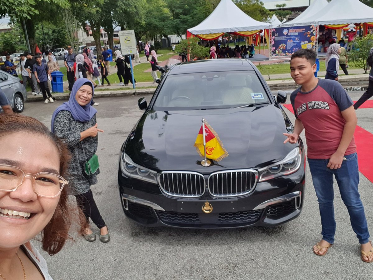 bell_khy's tweet photo. On todays date 20th October 2024 Syukur Alhamdulillah got a chances to meet our Sultan Selangor - Sultan Sharafuddin Idris Shah &amp; Pemaisuri Hajah Norashikin. Sis nangis wehh terharu Sultan &amp; Permaisuri sambut salam. Honestly am really honoured they acknowledged my existence there https://t.co/CgC8UByZhl