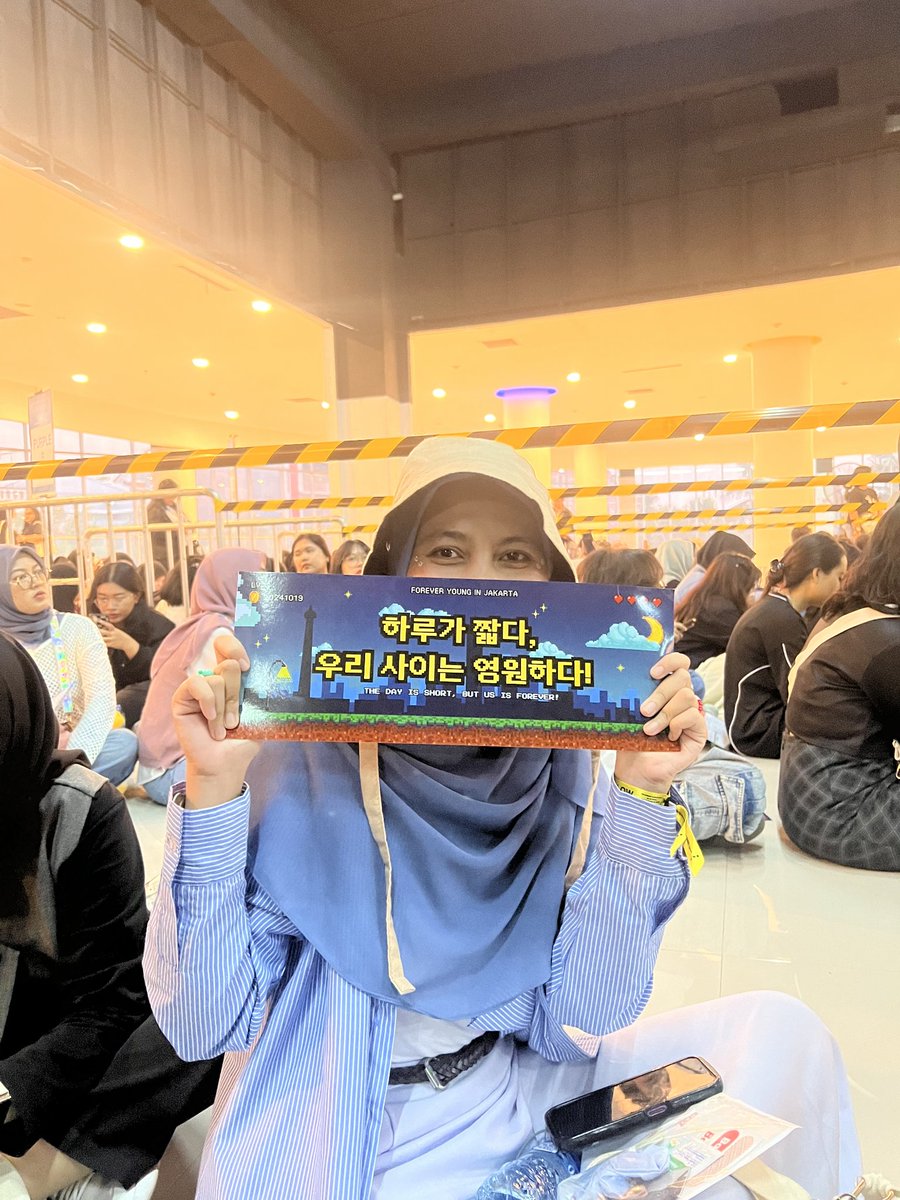 jeyaearth23's tweet photo. Finally, setelah 4 tahun kenal akhirnya ketemu kalian ya boyss🥹🥹🥹 kalo ada yg liat aku kemarin atau gak sengaja nabrak/keinjek dll maapin yaaa🙏
#DAY6inJAKARTADay1 #3rdWorldTour #ForeverYoung @day6official https://t.co/GQsie9Atyp