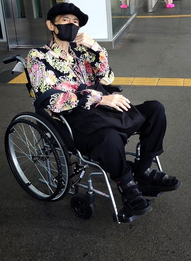 車イスで電車に乗ってみるぞ。もちろん1人では無理なので知人に付き添いをお願い。そして2ヶ月の寝たきりにより足がむくんでしまっていつものブーツが入らずサンダルです(⁠◡⁠ ⁠ω⁠ ⁠◡⁠)