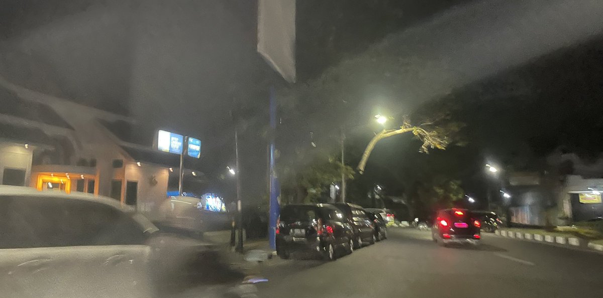 yusufgunawan's tweet photo. Susah untuk bisa tertib … 

Pemdanya benahin trotoarnya bagus2 ehhh rambu2nya menghilang …

Masyarakatnya pada sak karepe dewe parkir. Dah tahu itu tikungan ya ra masalah pokoke cukup getno wes 🤣🤣🤣 https://t.co/o0Q2TpfZkJ
