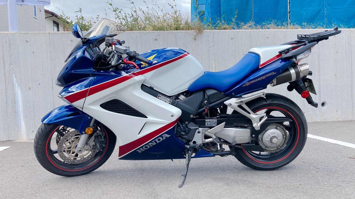 GUKEI_GORILLA's tweet photo. HONDA VFR800 RC46
interceptor 25th Anniversary SP🏍
納車しましたー🙌🏻
V4 VTEC の独特の鼓動が慣れないが
しっかり乗り込んで行こうと思います😊
ヘルメット買うのが少し先になるので
クソダサなのはご容赦ください😂
#HONDA #VFR800 #RC46
#インターセプター #V4 #VTEC https://t.co/GUKpXZhecU
