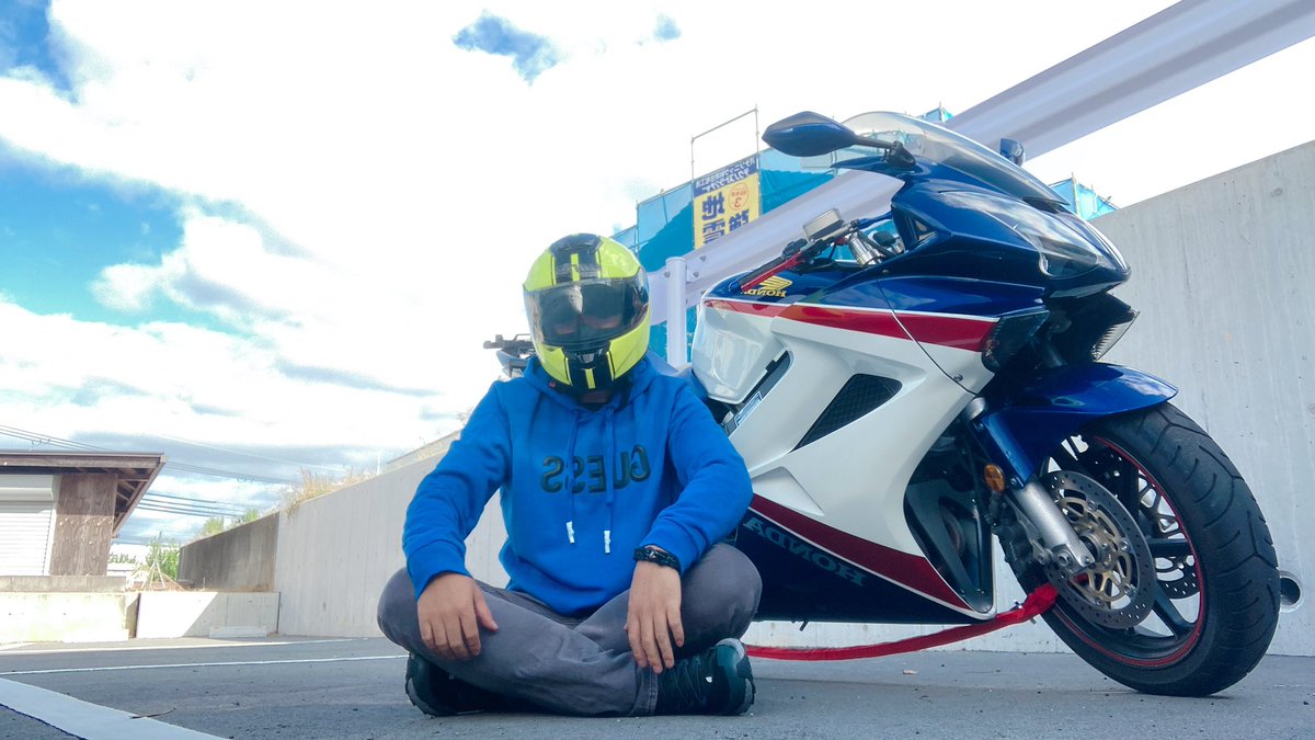 GUKEI_GORILLA's tweet photo. HONDA VFR800 RC46
interceptor 25th Anniversary SP🏍
納車しましたー🙌🏻
V4 VTEC の独特の鼓動が慣れないが
しっかり乗り込んで行こうと思います😊
ヘルメット買うのが少し先になるので
クソダサなのはご容赦ください😂
#HONDA #VFR800 #RC46
#インターセプター #V4 #VTEC https://t.co/GUKpXZhecU