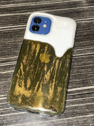 以前のがぶっ壊れたのでastin muhler様のスマホケースを購入。届いてみると想像よりも更に素敵なデザイン、グリップ感も泡部分の感触も心地良く、疑似酔い心地を味わえる。仕事中、イラついてこの会社爆破して―な……と思った時もふとこのケースを見ると少し心休まって思い止まれます。オススメです。