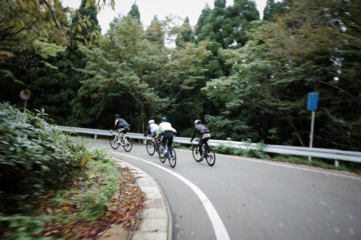 tsirosi's tweet photo. 今日は板屋峠〜五ケ山〜小笠木峠〜日向峠〜糸島流し🚴‍♀️板屋では8℃まで下がり肌寒かったけど、ピリッと引き締まる空気感は好き。
ジャパンカップ残り2周回でジョイン💻
選手もマシンもカッケ〜な✨
#poc #oakley #canyon #fizik #roval https://t.co/Bl80ywTrkF