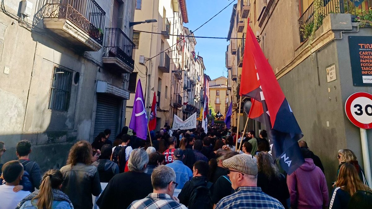 xavier_torrens's tweet photo. @lametxaripoll @UCFRcat @UCFR_Barcelona @UCFRBages @UVilafranca @ucfrlhospitalet @UCFRCerdanyola @UCFRTerrassa @UcfrGarraf 📣 📢 Gent d'arreu de Catalunya es manifesta a #Ripoll contra l’extrema dreta, Sílvia Orriols i Aliança Catalana arran del tancament de #lametxa
#NoTrauranLaMetxaDelsCarrers #StopAC #StopIslamofobia #ProuRacisme #ProuXenofòbia #StopIdentitaris #NoAlRacisme
#CapPersonaÉsIlegal https://t.co/Bldgowk8QF