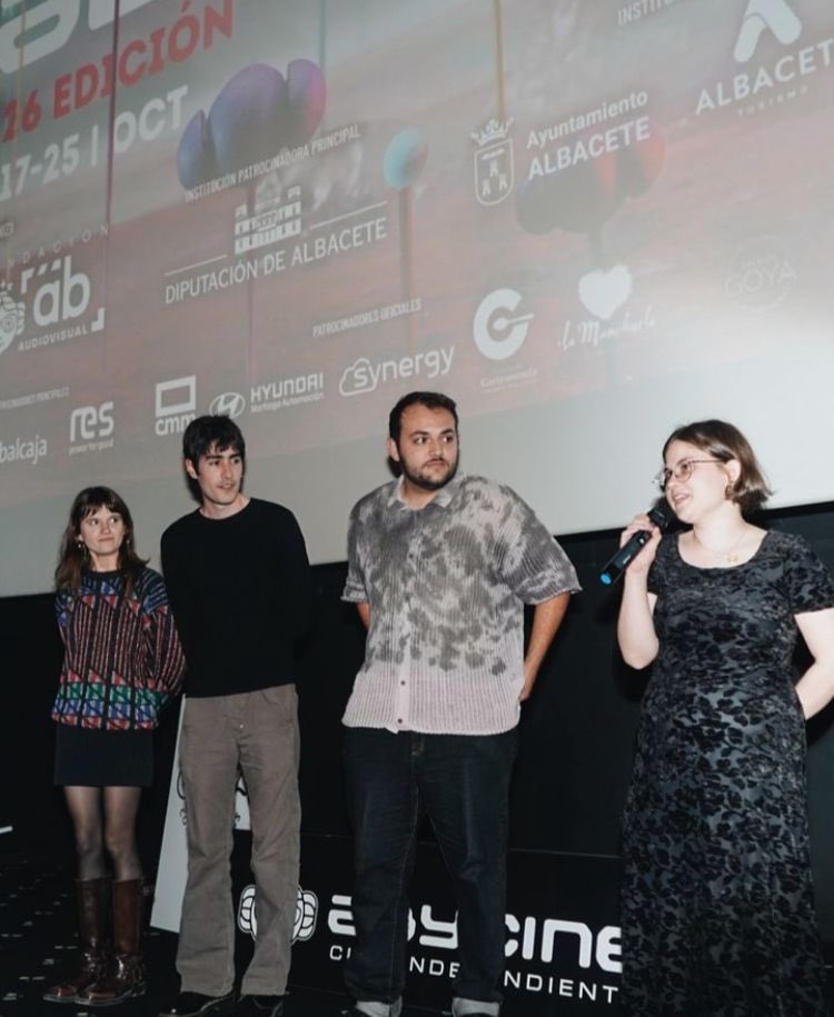 ECAM_'s tweet photo. 🔙 En la imagen, las #alumniECAM, Camila de Lucas (al micrófono) y María Olmedilla presentando ‘Mapa dental’ y ‘Un lugar de paso’ (#PelículaECAM) en Abycine Cortos de @abycine.
Otros proyectos con #TalentoECAM, también seleccionados son: 👇
https://t.co/2BdXfjiYwp https://t.co/h7IjL0b75l