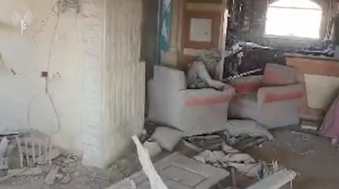 الكفُّ المبتورة

في الليلِ أُسبِّحُ وأعدُّ الساعاتِ على عُقَلِ السَّبابةْ
والكفُّ الأخرى تمسكُ برصاصٍ يلمعُ كعيونِ الذئبِ
وصاحبُنا مشتعلَ الرأسِ، قريرَ القلبِ 
كرعدٍ يطويه هدوءُ سحابةْ
كان يمررني فوق سلاحٍ يبدو عاديًّا
لكني أقسمُ إني حين ضغطتُ زنادًا فجَّرتُ الدبابةْ!