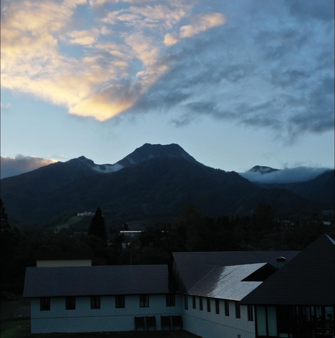 妙高山も雪が降りましたね⛷

First dusting on Myoko-san