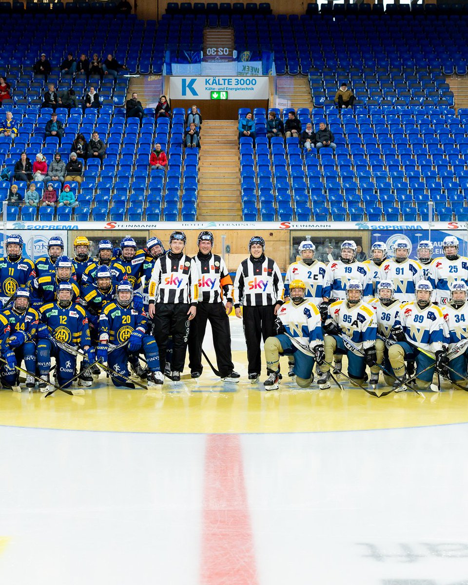 SwissIceHockey's tweet photo. ⚫⚪ Am gestrigen Spieltag wurden die Schiedsrichter beim Einlauf mit einem herzlichen Applaus speziell begrüsst. Wir wollen unsere Unparteiischen in den Vordergrund rücken und DANKE sagen!
Lors du match d'hier, les arbitres ont été spécialement salués.
#SIHF #weekofthereferee https://t.co/WUchmdBXdD