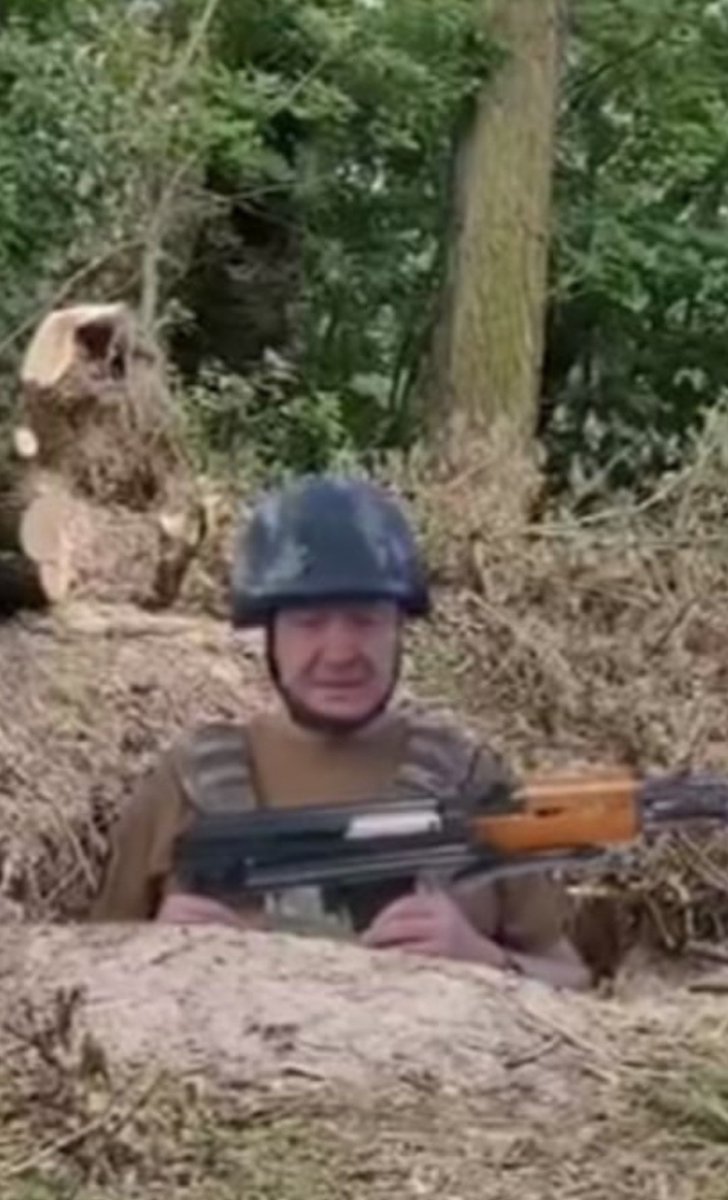 Нездриснутий пабєдун захищає окопи навколо Козина