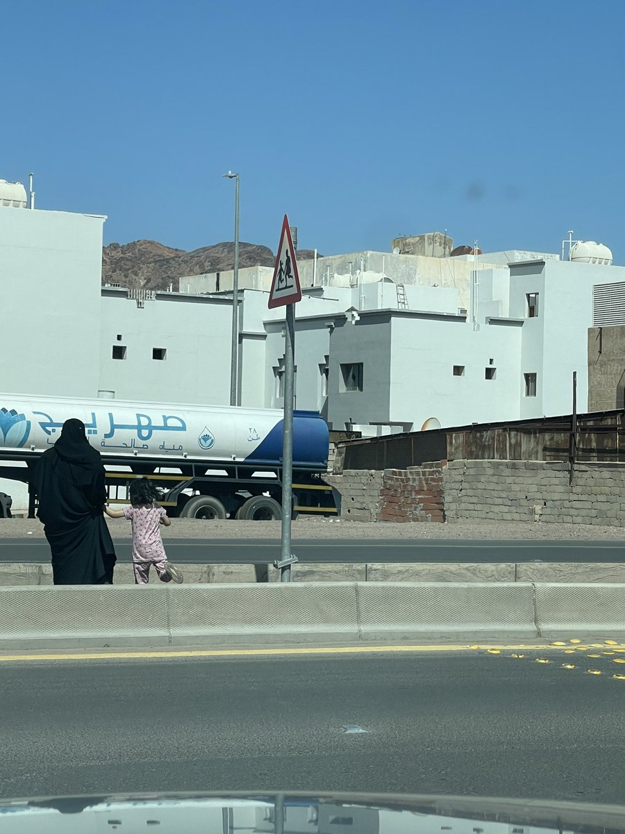 HMA_333's tweet photo. @AmanaAlmadinah السلام عليكم، نود منكم توجيه الاخوان بعمل رصيف لتسهيل حركة المشاه  مع العلم بوجود لوحات مشاه. الموقع في الدائري الوسطي بالقرب من تقاطع طري�� ابي ذر https://t.co/NGY0vWIu6y