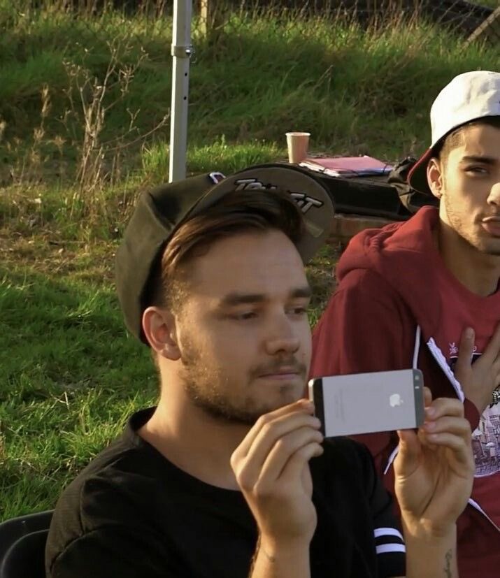 Liam Payne’s body 
Literal es la directora cuando grababan los actos del colegio