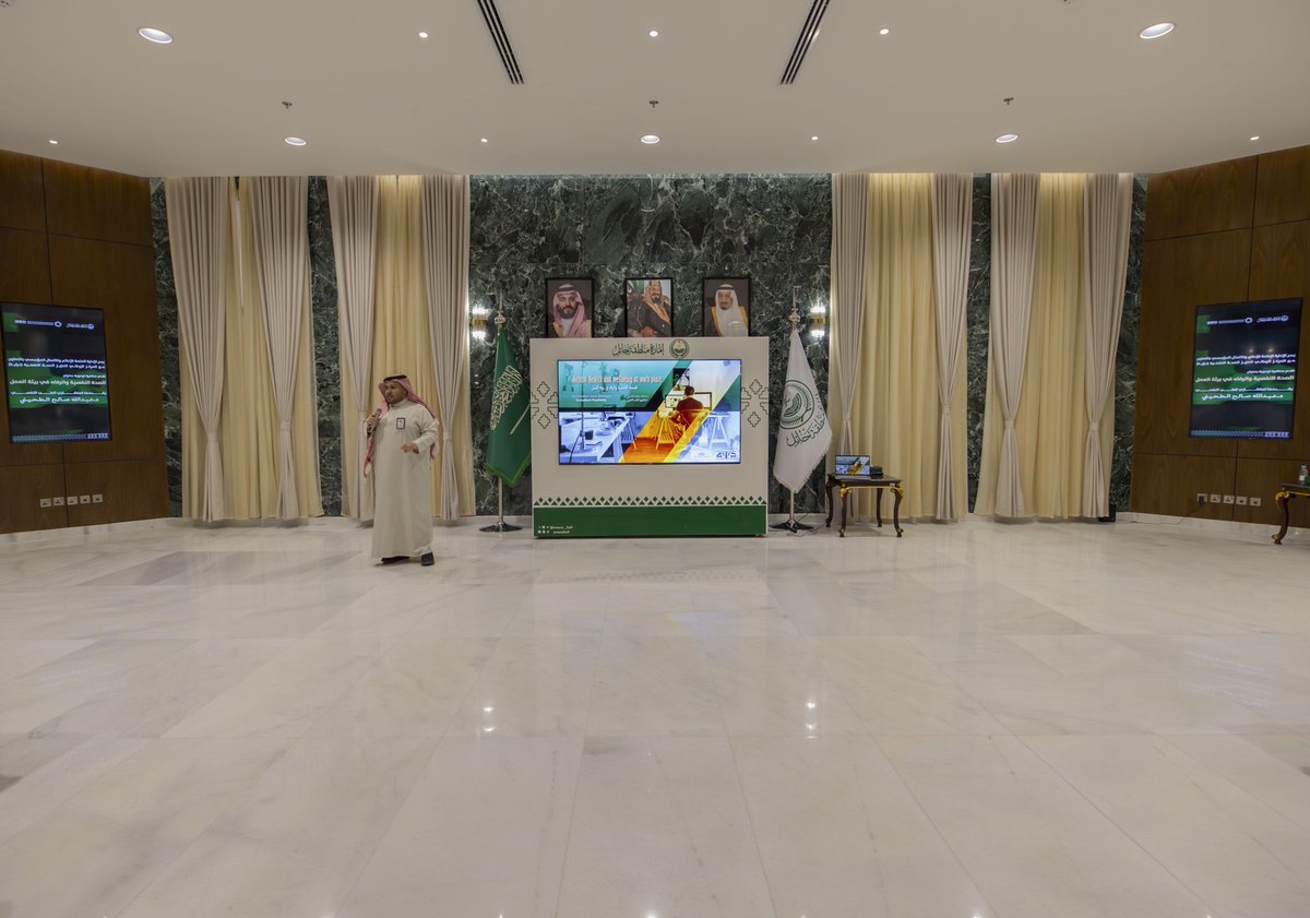 أقامت #إمارة_منطقة_حائل بالتعاون مع المركز الوطني لتعزيز الصحة النفسية ممثلاً "برابطة دراية للأخصائيين النفسيين" محاضرة توعوية بعنوان "الصحة النفسية والرفاه في بيئة العمل" قدمها استشاري الطب النفسي د.عبدالله بن صالح الطحيني.