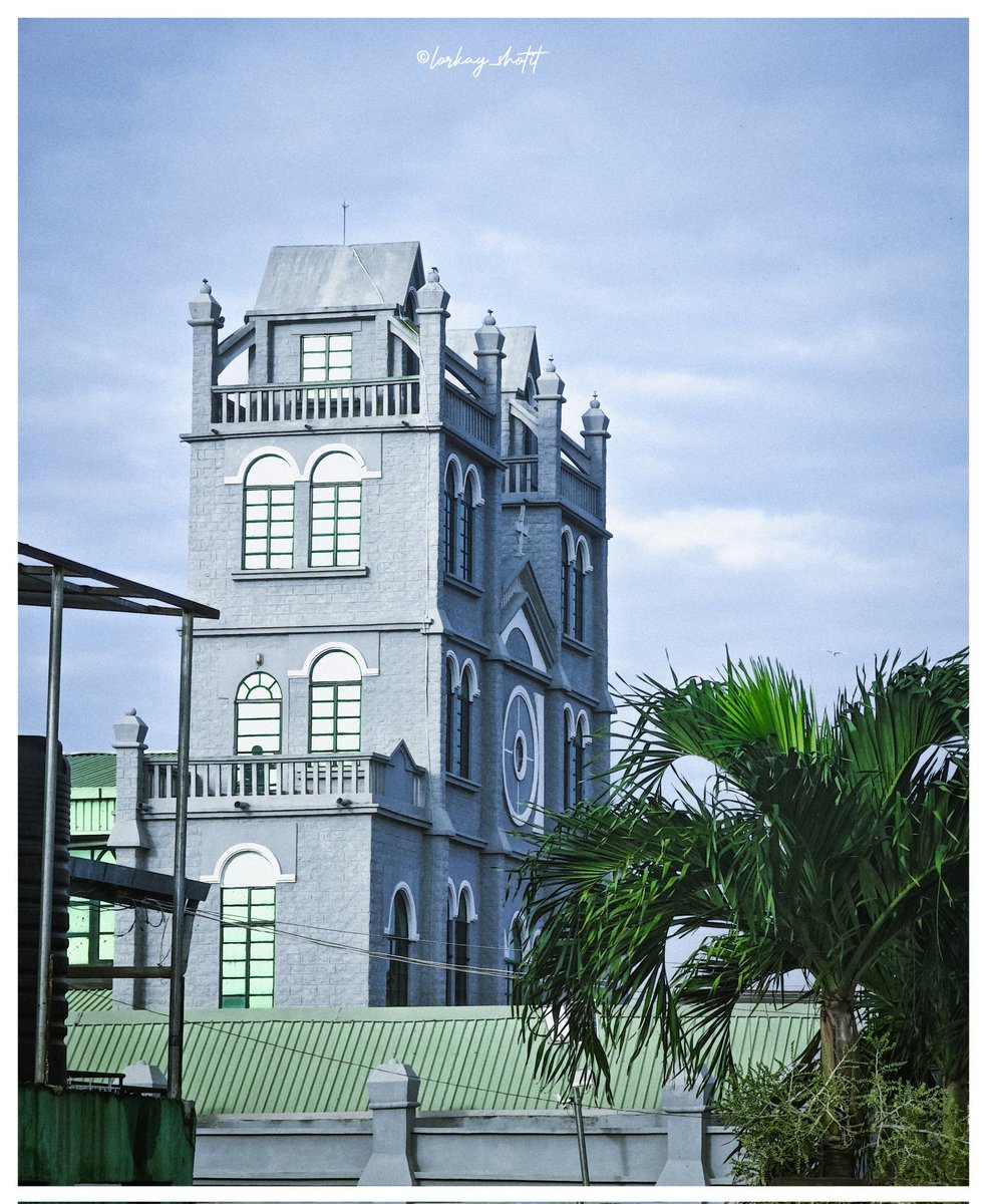 Lorkay01's tweet image. I was surprised to see a replica here in Ilesha, Osun state.

I've been here for some days now, I couldn't help but take a photograph. 
#photoaday