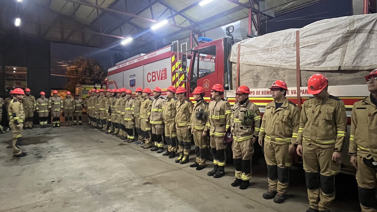 CBV1851's tweet photo. ☢️A esta hora inicia movilización del Equipo Haz Mat Bomberos Valparaíso encabezada por @bombaespana7 y @11thfireco. Siete recursos se dirigen a Campus Central Academia Nacional de Bomberos para ejercicio final del proceso de acreditación ante @SNOBomberos de @BomberosdeChile https://t.co/iMq2J8EO42