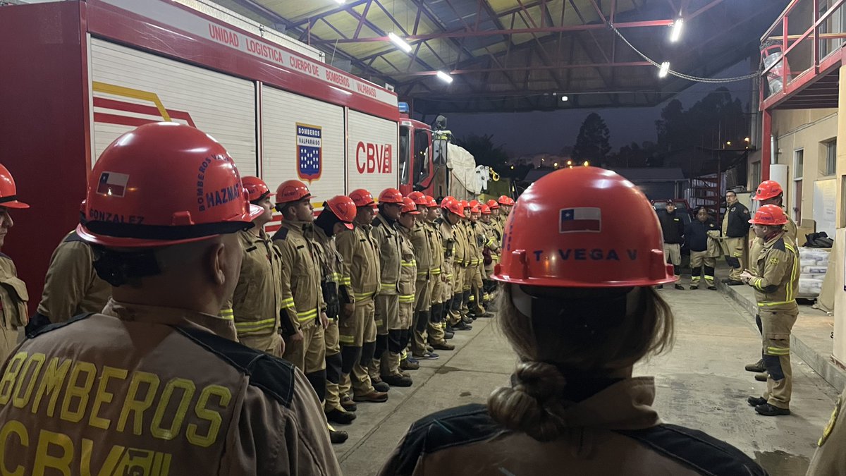 CBV1851's tweet photo. ☢️A esta hora inicia movilización del Equipo Haz Mat Bomberos Valparaíso encabezada por @bombaespana7 y @11thfireco. Siete recursos se dirigen a Campus Central Academia Nacional de Bomberos para ejercicio final del proceso de acreditación ante @SNOBomberos de @BomberosdeChile https://t.co/iMq2J8EO42