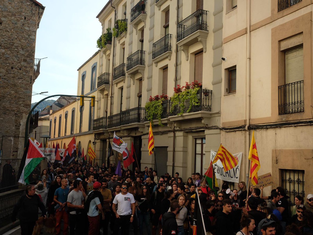 🫂Més d’un miler de persones sortim als carrers als carrers de #Ripoll contra l’extrema dreta, aquí i arreu. 

👉🏼 Pels drets i les llibertats. En defensa dels espais i iniciatives populars.

#NoTrauranLaMetxaDelsCarrers