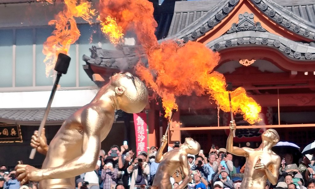 peacegentle3's tweet photo. 大須大同町人祭名物
大駱駝艦隊の金粉ショウ
全身に金粉を塗ったダンサーさんたちが奇声をあげながら踊り火もふきます
奇妙奇天烈摩訶不思議四捨五入なこの世のものとは思えない舞踏世界
素敵すぎます
#大駱駝艦 
#金粉ショー 
#金粉ショウ
#大須大道町人祭
#大須
#舞踏 https://t.co/LPQRs407dX
