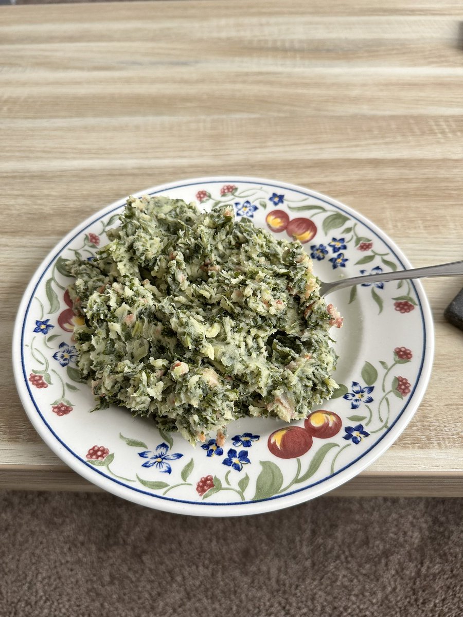 Martinus63's tweet photo. Boerenkool stamppot gemaakt zonder rookworst. 
Geen grote fan maar deze was best lekker. 
Toegevoegd Mosterd zout peper en nootmuskaat en spekjes. #kooktips https://t.co/dAXhw57br1