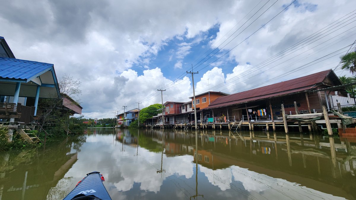 misterkwai's tweet photo. Inflatable Kayaking - Wat Bang Khonthi Nok to Khlong Damnoen Saduak and back. (18 km)
- great weather for paddling
- one can paddle around the watergate west of Damnoen Saduak, no portage needed, yay! (might depend on water level though)
#Kayaking #InflatableKayak #AquaMarina https://t.co/SZ7EUa4Noh