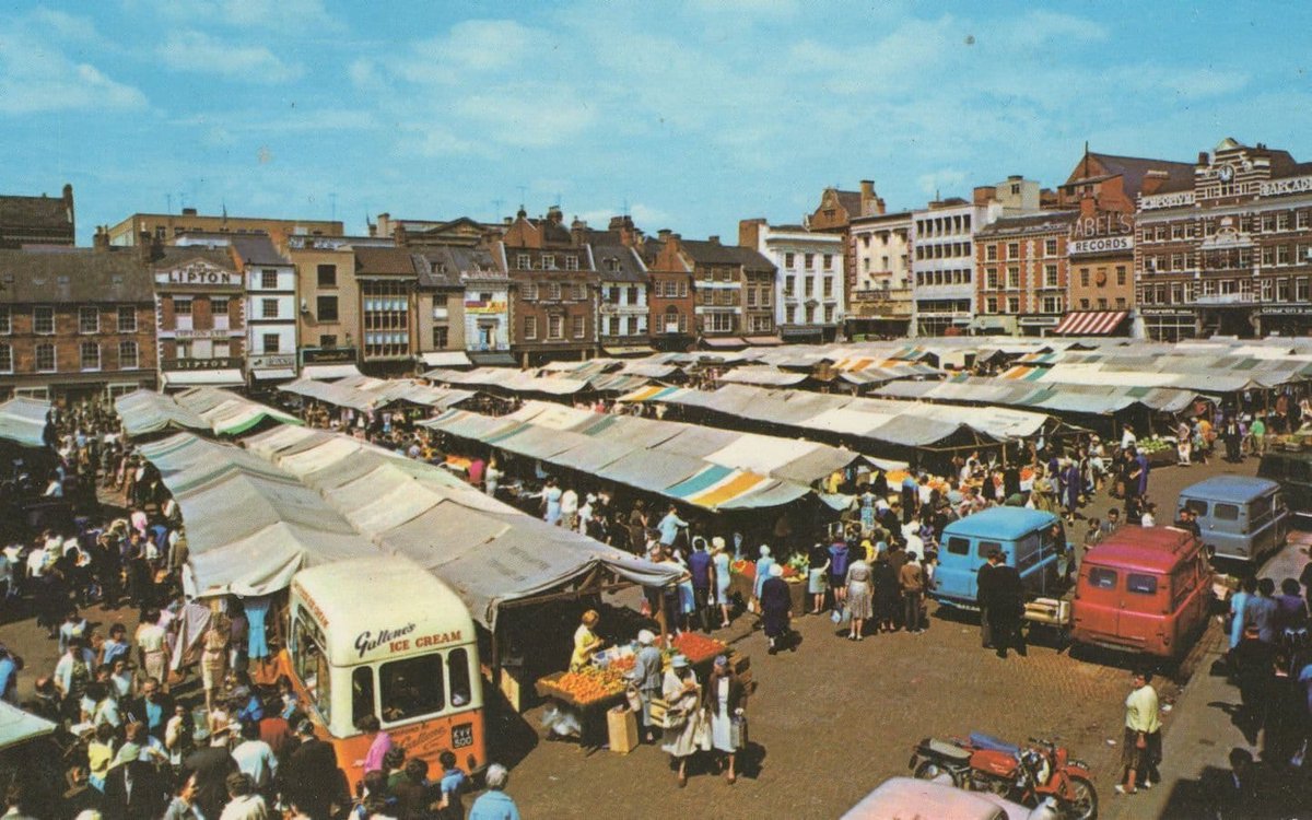Northampton market square when it was a hive of stallholders and customers.😍