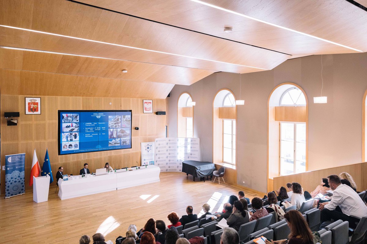 AbdullahGul_UNV's tweet photo. @ArchAGU Öğretim Üyemiz Dr. Özlem Kevseroğlu, Varşova Üniversitesi’ndeki Somut Olmayan Kültürel Miras Güneydoğu Avrupa Uzmanlar Ağı 18. Yıllık Toplantısına katıldı.

Dr.Kevseroğlu somut olmayan kültürel miras değerleri alanında Kayseri özelindeki iyi uygulama örneklerine değindi. https://t.co/FUv8zEI5uO