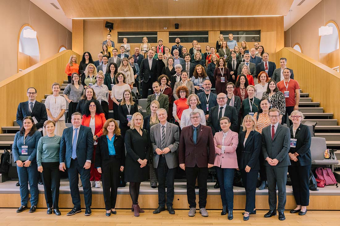 <a href="/ArchAGU/">AGU Architecture</a> Öğretim Üyemiz Dr. Özlem Kevseroğlu, Varşova Üniversitesi’ndeki Somut Olmayan Kültürel Miras Güneydoğu Avrupa Uzmanlar Ağı 18. Yıllık Toplantısına katıldı.

Dr.Kevseroğlu somut olmayan kültürel miras değerleri alanında Kayseri özelindeki iyi uygulama örneklerine değindi.