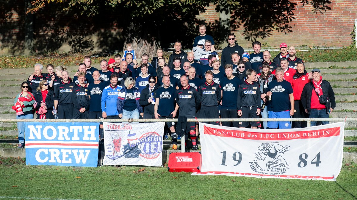 Holstein_Kiel's tweet photo. Einige Stunden vor der Partie der Profis haben Fans von Holstein Kiel und @fcunion heute Vormittag ein Freundschaftsspiel auf der Waldwiese ausgetragen. 🫱🏼‍🫲🏻 

Zum Bericht ⏩ https://t.co/62VVOLcOxK
_
#KSVFCU #KielAhoi https://t.co/oHAeVXNIgJ