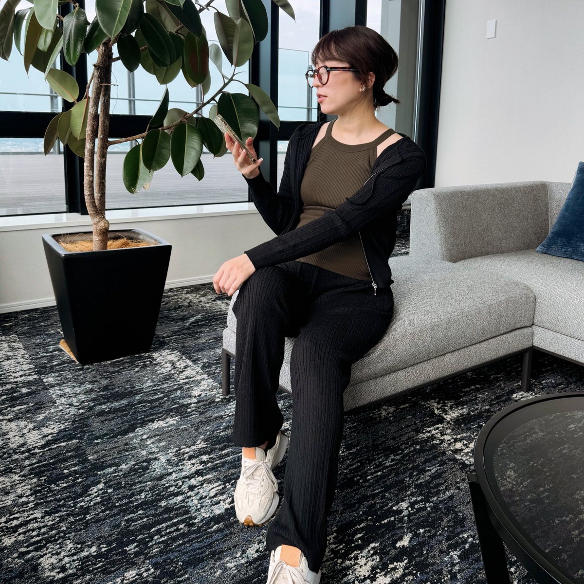 お腹も分かるくらい大きくなってきました🤰
なるべくリラックスできる格好でいたし、ちょっと外出する時にも着れるセットアップを🖤
GUのケーブルフルジップパーカーとケーブルニットパンツ。
オフっぽスタイルが1番楽✌️

#PR #GU #セットアップ