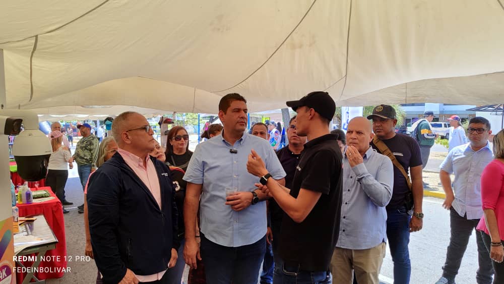 Todo un éxito la # Expo Guayana 2024 
Nueva vitrina para emprendedores y empresarios de Ciudad Guayana .
<a href="/OviedoPSUV/">Tito Oviedo</a> <a href="/AlcaldiaCaroni/">Alcaldía de Caroní</a> <a href="/TomasGuerraR/">Tomas Guerra Roa</a> @