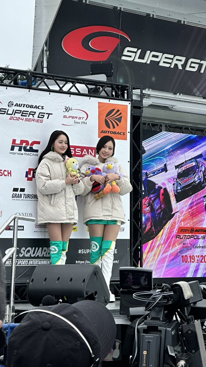 yurs_k_0920's tweet photo. スポンサーステージで埼玉GreenBrave遠くから観てらみおちさんが気づいてくれた〜😊
寒そうな中みささんも凄く綺麗でした🤩
風が強くて寒い中本当にお疲れ様です😊
また来年S耐久とSUPRE GTで会いたいな〜🚗
#埼玉GreenBrave
#SUPREGT https://t.co/UlPZtHcBYW