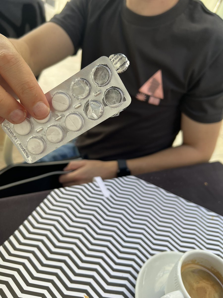 RidazLp2's tweet image. Apefest sponsored by paracetamol !