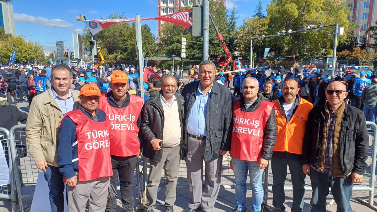 fethigurer's tweet photo. Karayolları,Demiryolları,PTT ve KITlerde kalan taşeron iş
İler meydanda kadro hakkı için gelmişlerdi.TÜRK-İŞ Başkanı Ergün Atalay onlarında kadroları verilmesini istedi. https://t.co/QZTWsSSkaf